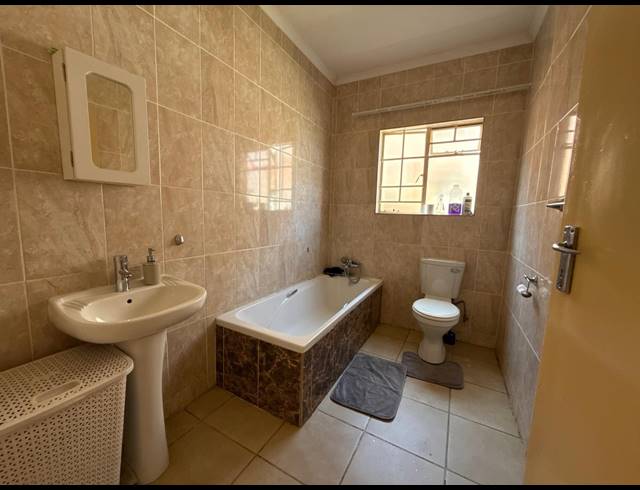 3 BEDROOM APARTMENT FOR SALE IN WATERVAL EAST